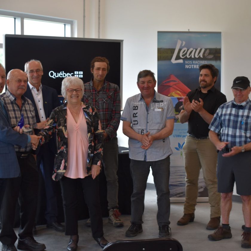 Mme Ghislaine Hudon remet le prix au président du Comité de bassin versant de la rivière Ticouapé M. Rémi Gagnon, entourée de plusieurs acteurs de ce bassin versant.